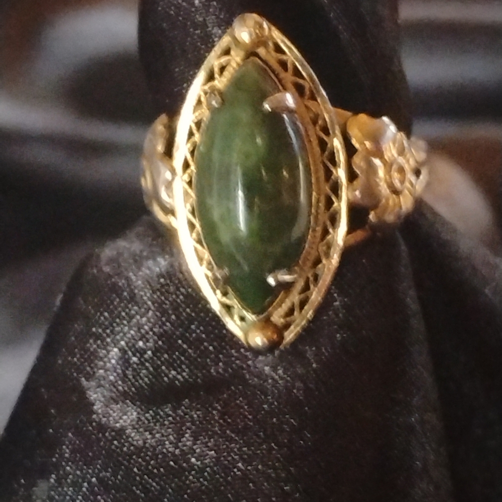 Elegant Gold and Green Women's Ring
